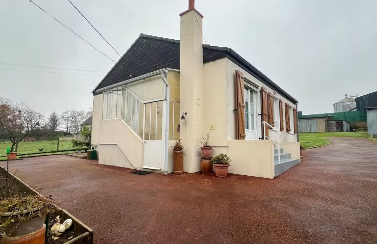La Boutardière Maison charmante dotée d'une déco vintage, idéale pour les amateurs de nostalgie, pouvant accueillir jusqu'à six personnes. Située à Rilly-s