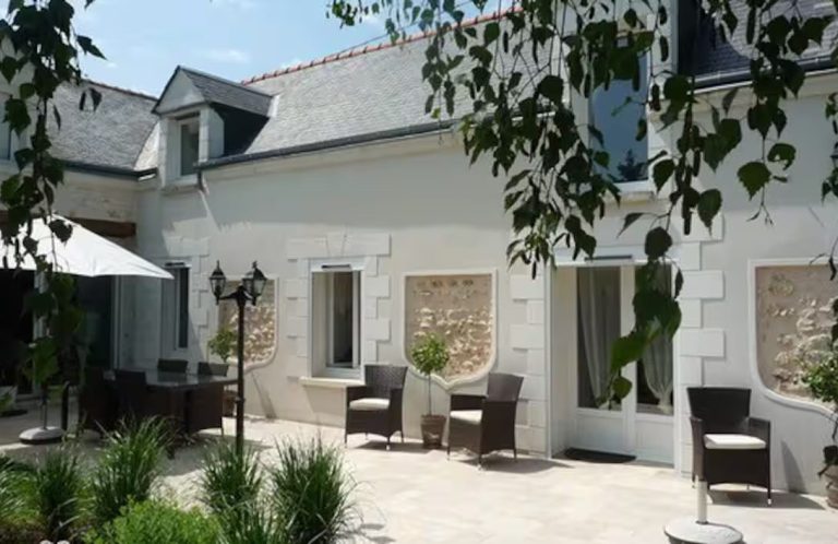 Les Mini Romarins Propriété spacieuse et empreinte de caractère offrant un potentiel exceptionnel et dotée d'un extérieur calme et reposant, située à Vallière