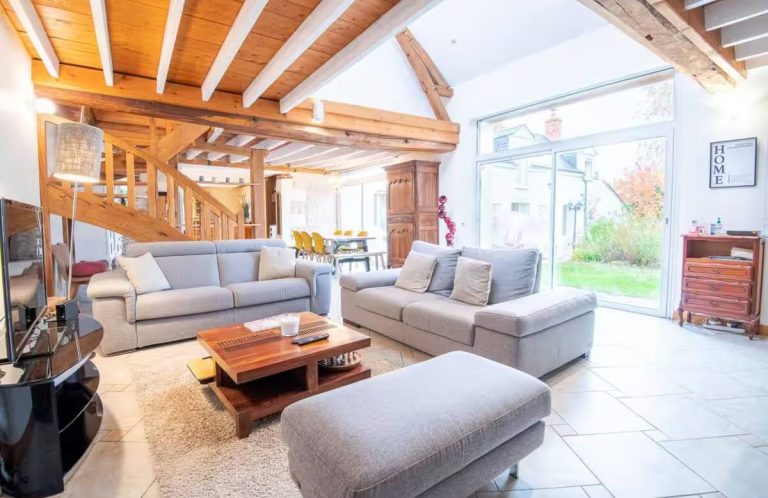 Les Romarins Propriété spacieuse et chargée de caractère, offrant une capacité d'accueil pouvant atteindre 14 personnes,proposant un extérieur idéalemen