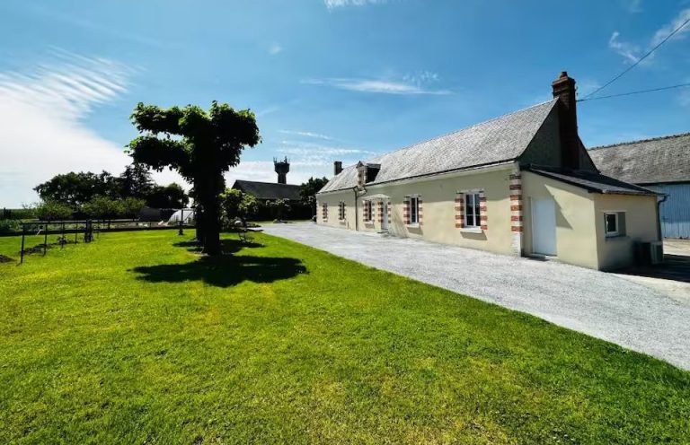 Les Guernazelles Maison familiale récemment rénovée, offrant un environnement serein et un jardin avec étang, pouvant accueillir jusqu'à 6 personnes, située